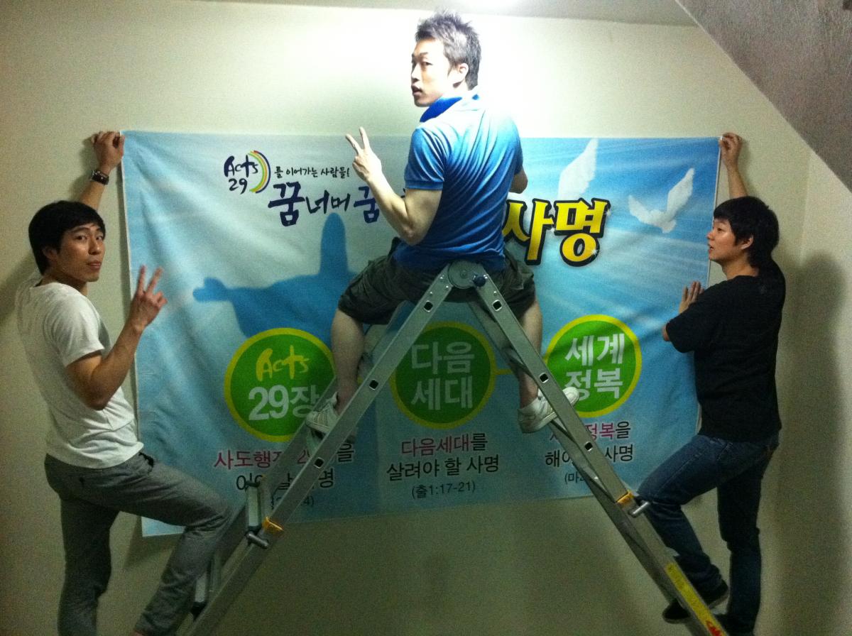 교회현수막을 부착하며,